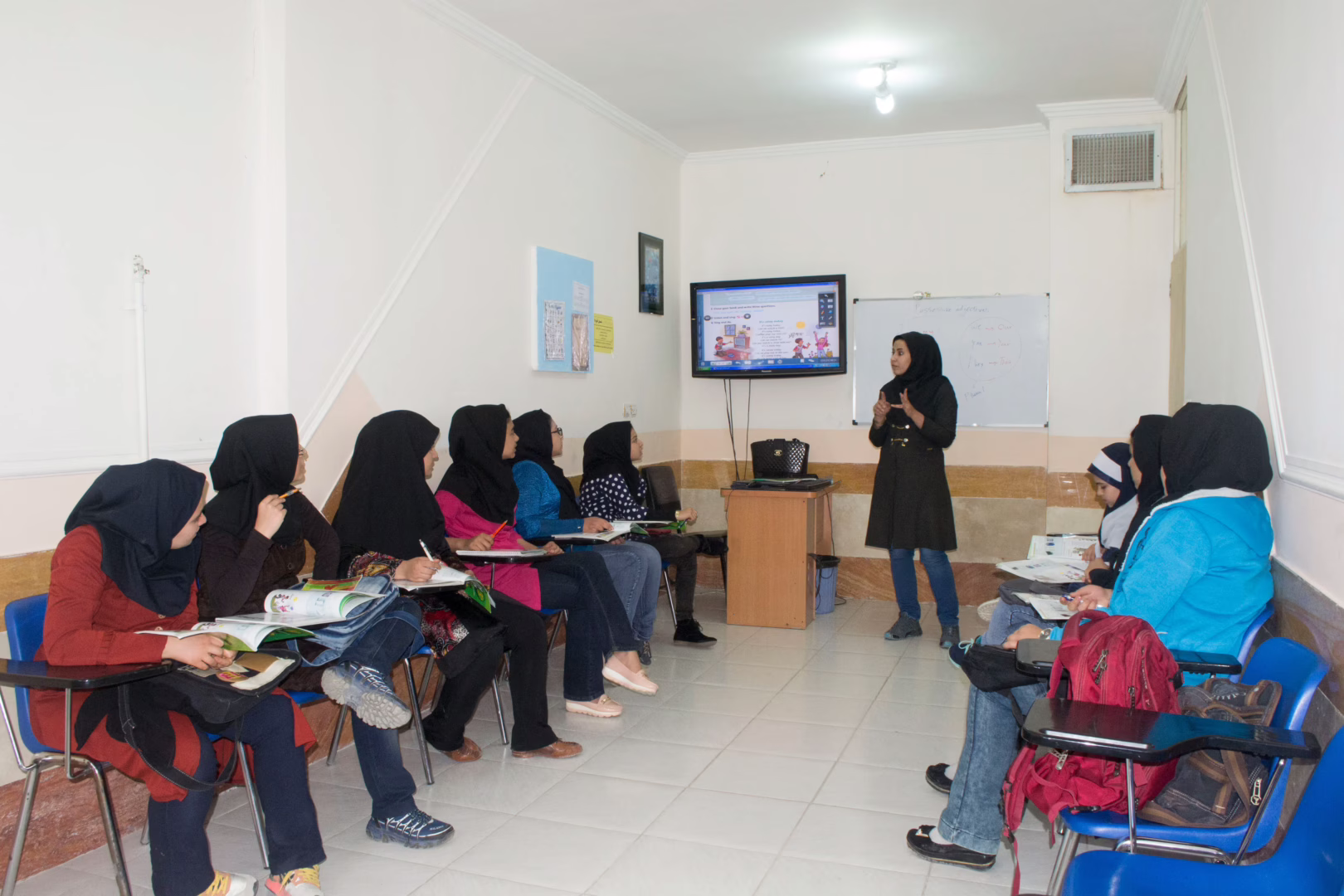 کلاس مجهز به سیستم صوتی تصویری آموزشگاه نسل فردا