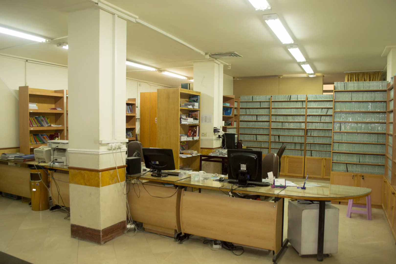 کتابخانه بزرگ منابع انگلیسی آموزشگاه زبان نسل فردا نجف آباد